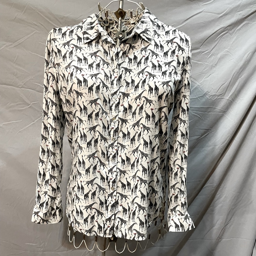Fun print of Giraffe black shirt
Size XL